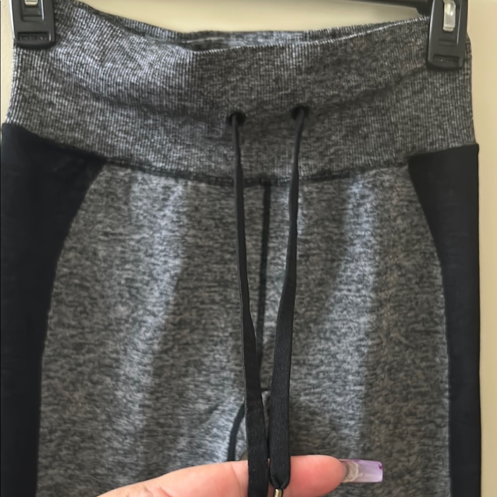 PINK Victoria's Secret Gray and Black Leggings with Wide Waistband - Picture 4 of 8